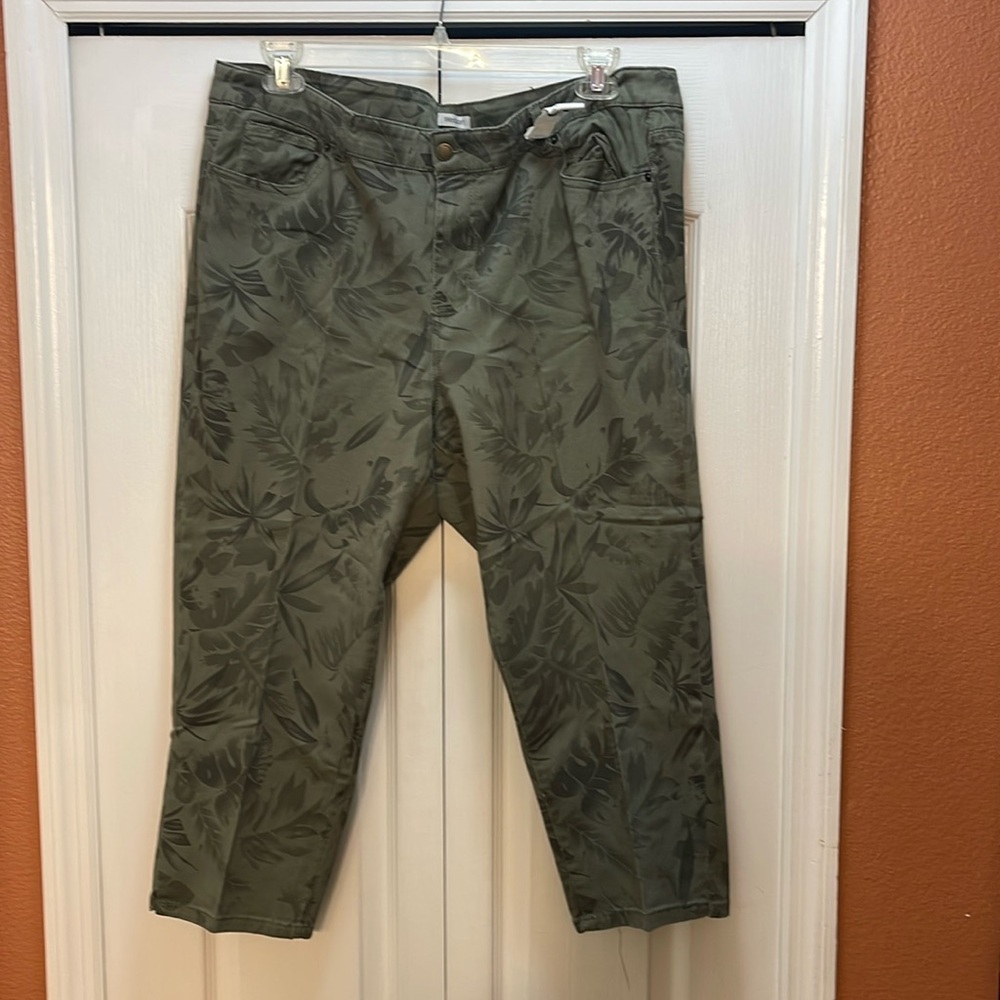 Floral camouflage ankle pants